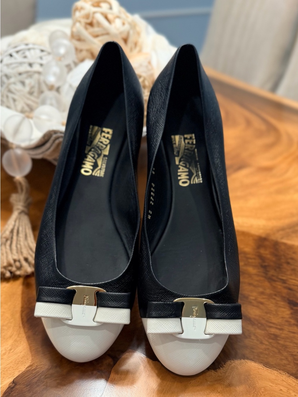 Salvatore Ferragamo Varina Bicolor Ballet Flats w Bow Black/White Size 8.5M GUC - Picture 15 of 17